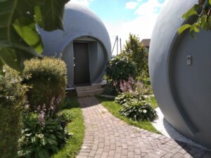 Деревянный дом-шар с открытой террасой для загородного отдыха.