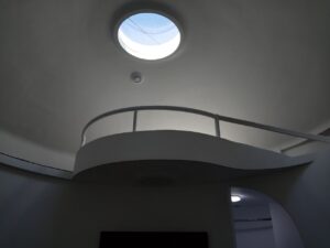 Интерьер дома-шара со вторым светом и панорамным видом.