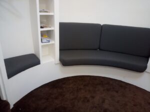 Отделка дома-шара из дерева — современный дизайн интерьера.