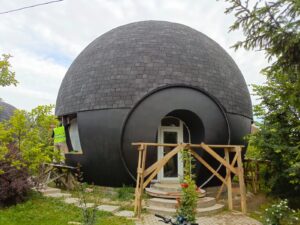 Большой дом-шар площадью 150 кв м с панорамным остеклением.