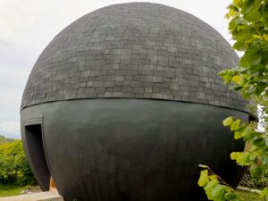 дом-шар из дерева для постоянного проживания.