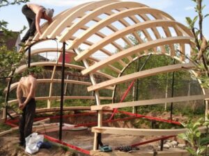 Монтаж каркаса дома-шара — профессиональная сборка домокомплекта.