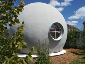 дом-шар на свайном фундаменте — фото проекта.