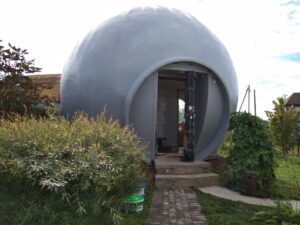 дом-шар 6 на 6 метров — компактный и уютный дом для дачи.